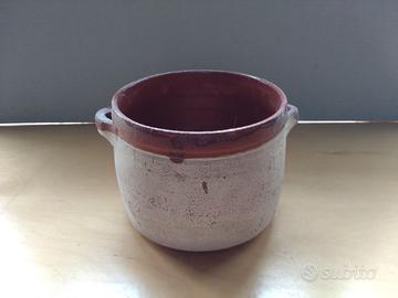 Antica pentola in terracotta con manici