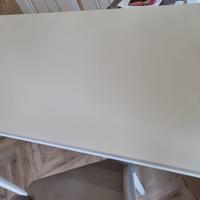 scrivania con cassettiera