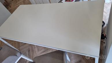 scrivania con cassettiera