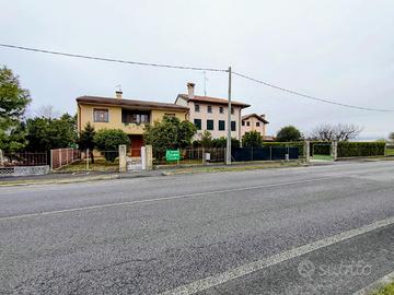 Casa bifamiliare con ampi spazi e giardino a du...