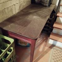 Tavolo in buono stato tenuto in cantina