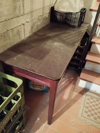 Tavolo in buono stato tenuto in cantina