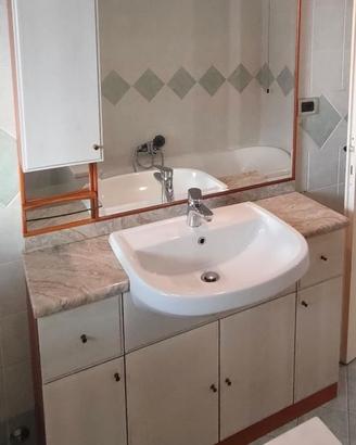 Mobile arredo bagno in legno e marmo