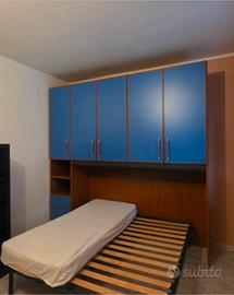 cameretta blu e ciliegio