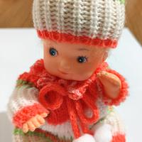 Mini Bambola Kewpie vintage, vestiti all’uncinetto