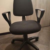 Sedia girevole con braccioli nera