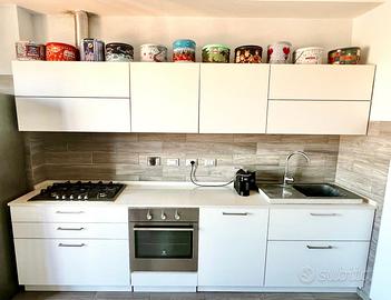Cucina con isola completa di elettrodomestici