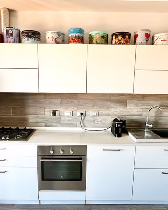 Cucina con isola completa di elettrodomestici