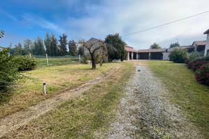 Cascinale con ampia area cortilizia