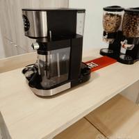macchina caffe con cappucinatore monta latte