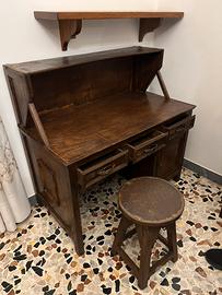Piccola scrivania in legno artigianale  da bambini