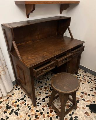 Piccola scrivania in legno artigianale  da bambini
