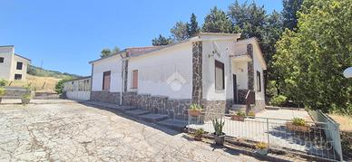 VILLA SINGOLA A PIANA DEGLI ALBANESI