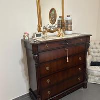 Vari pezzi di arredamento