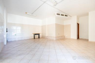 Locale commerciale con cortile privato