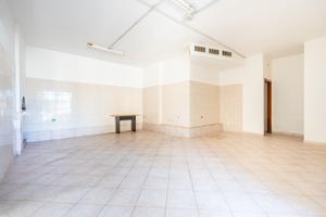 Locale commerciale con cortile privato