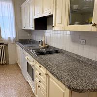 Cucina completa con colonna frigo elettrodomestici