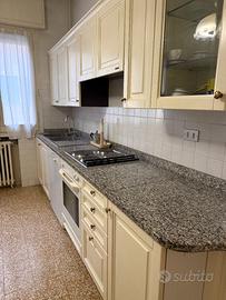 Cucina completa con colonna frigo elettrodomestici