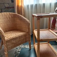poltroncina e scaffale tre ripiani in vimini
