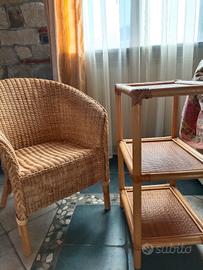 poltroncina e scaffale tre ripiani in vimini