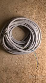 Matassa tubo corrugato elettrico infilato fili