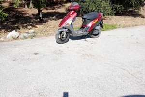 Scooter di color bordó MAI usato