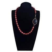 collana rossa con  pietra dura ovale nera laterale