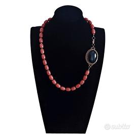 collana rossa con  pietra dura ovale nera laterale
