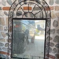 Specchio in ferro vintage, shabby, con mensola