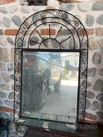 Specchio in ferro vintage, shabby, con mensola