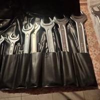 austuccio 7 chiavi inglesi piu due extra