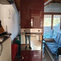 La cucina con lavastoviglie, piano a induzione e f