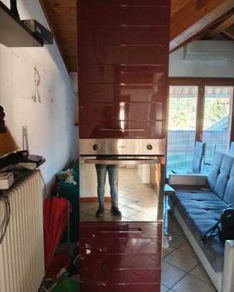 La cucina con lavastoviglie, piano a induzione e f