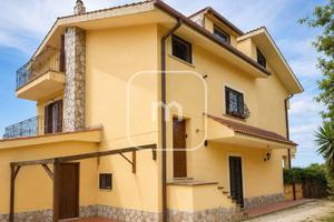 Appartamento di 240 m² con 5 locali a Zagarolo