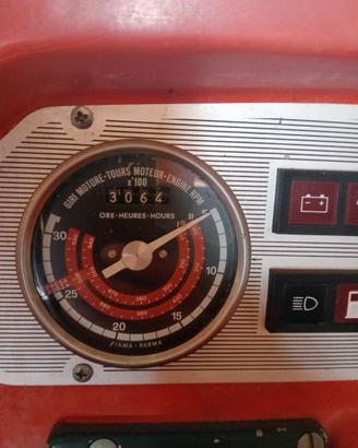 Trattore Ferrari e rimorchio