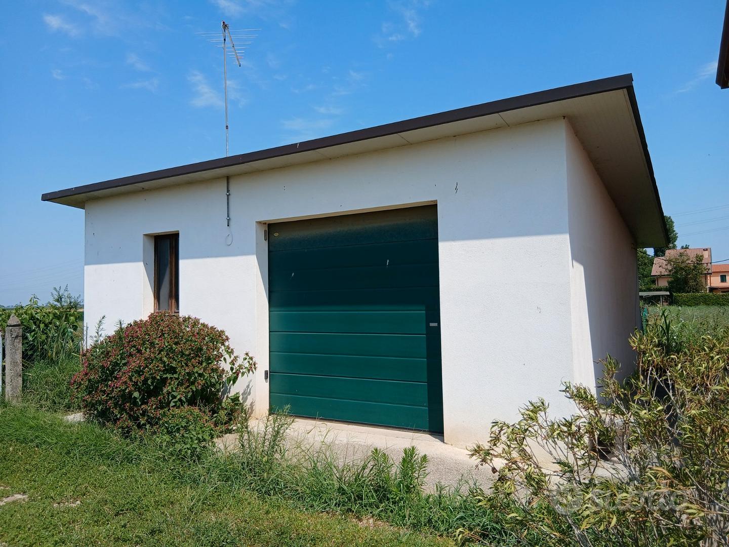 2 case, magazzino, piu' terreno - Vista 3
