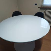 Tavolo rotondo marca la seggiola