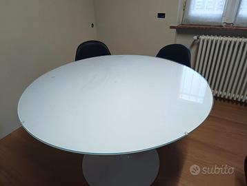 Tavolo rotondo marca la seggiola