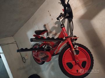 Bicicletta, sci, scarponi e monopattini bimbi