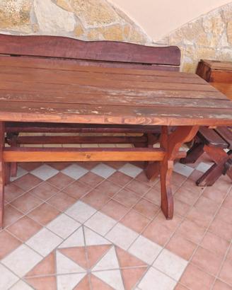 Tavolo in legno massello con pache e sedie