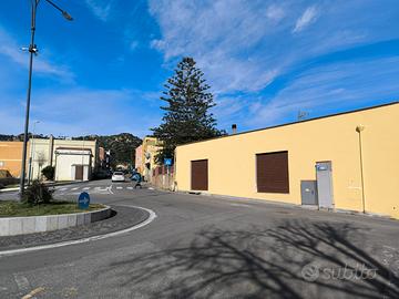 Locale commerciale con giardino