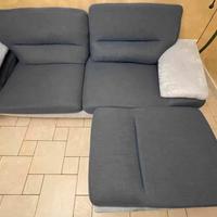 Divano moderno bicolore con pouf