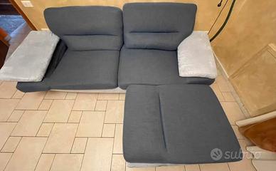 Divano moderno bicolore con pouf