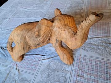 Elefante in legno scolpito a mano