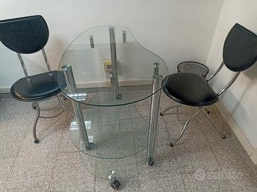 scrivania con rotelle e sedie 