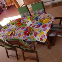 Elegante tavolo in vero legno con 8 poltroncine!