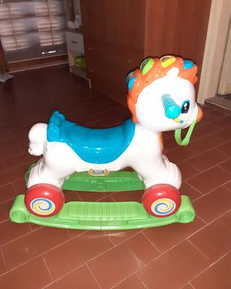 Cavallino a dondolo con ruote e suoni chicco