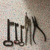 Lotto chiavi e utensili antichi in ferro