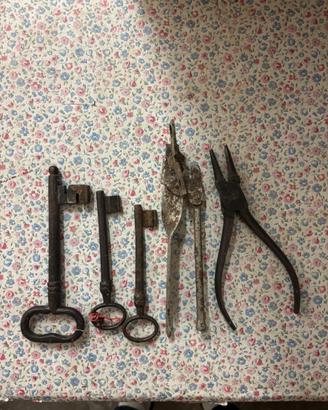 Lotto chiavi e utensili antichi in ferro