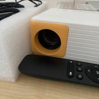 Mini proiettore compatto con telecomando